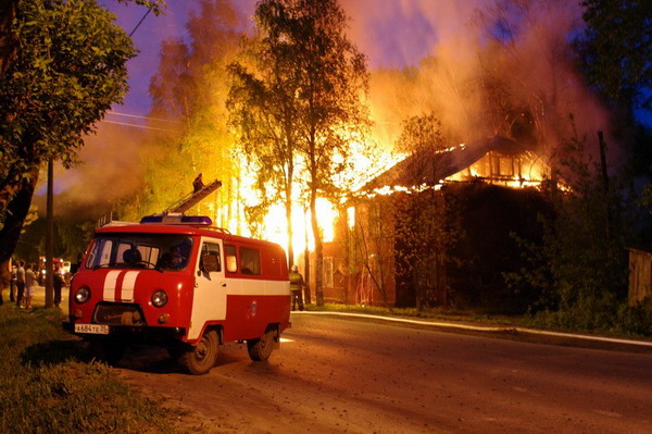 Пожар на улице Данилова, 9 в Череповце, сгорел дом 22 мая 2013