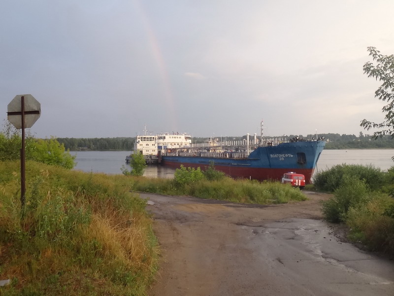 В Череповце нефтеналивной танкер Волгонефть-38 потерял управление и врезался в берег