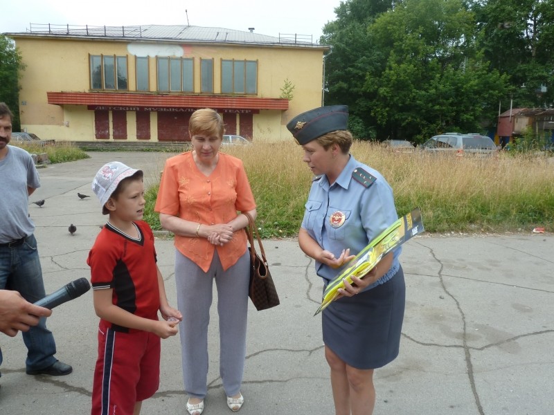 Инспекторы ГИБДД провели в Череповце акцию для детей-пешеходов «Засветись!»