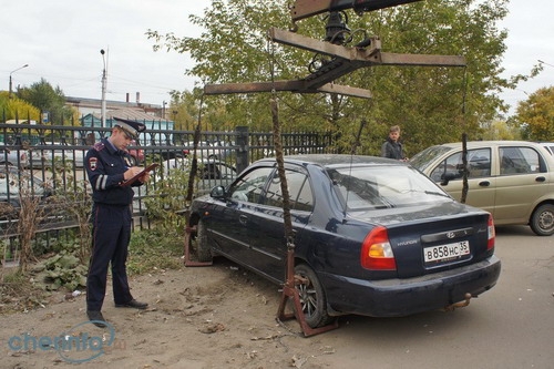 С автобусной остановки «Доменная» в Череповце массово эвакуировали автомобили (ВИДЕО)