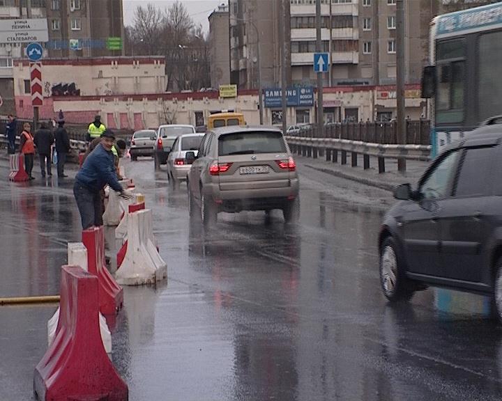 Съезд с Октябрьского моста на улицу Сталеваров закрыт в Череповце