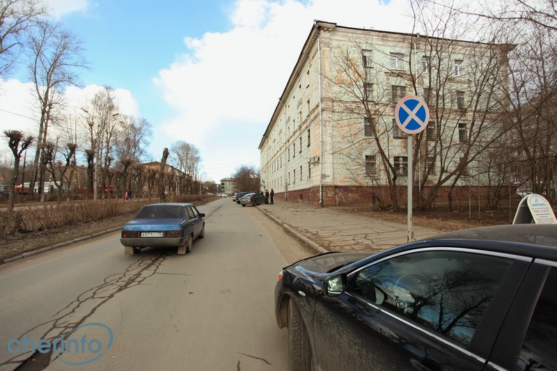 В Череповце расчищают от машин нелегальные стоянки рядом со зданиями полиции, улица Бабушкина, 27