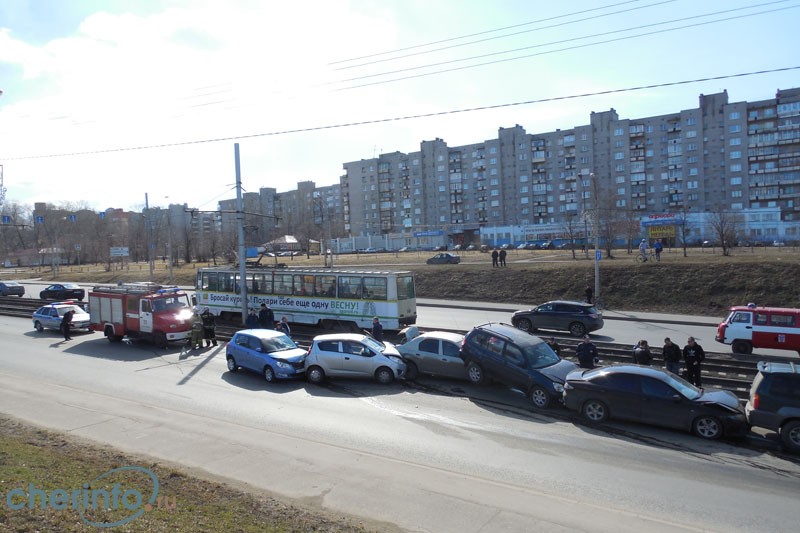 Крупное ДТП в Череповце на проспекте Победы 17 апреля 2014: столкнулось около 10 автомобилей 