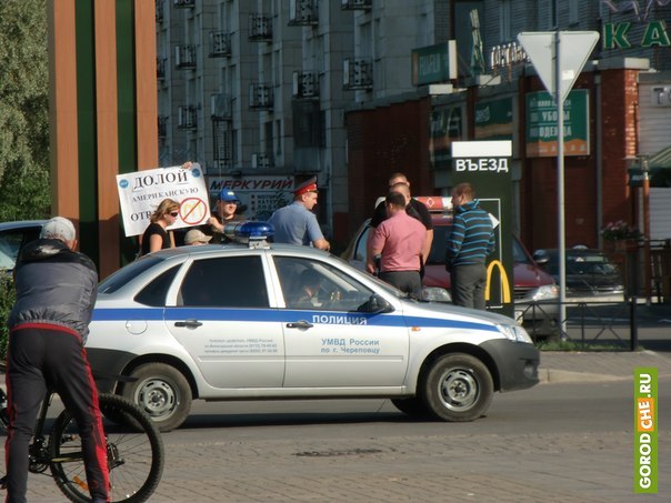Полиция приехала разобраться с протестующими против Mcdonald`s в Череповце