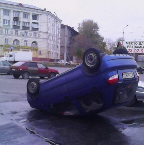 На улице Сталеваров в Череповце перевернулся автомобиль Дэу Матиз