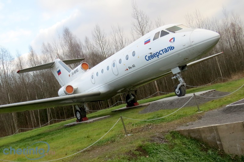 Около череповецкого аэропорта установили памятник самолету Як-40