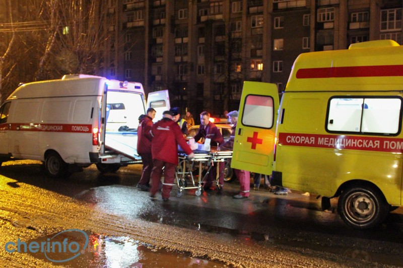 На улице Первомайской в Череповце сбиты два пешехода, водитель скрылся, 16 декабря 2014 г