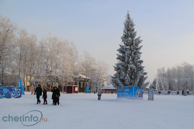 На площади Революции в Череповце готов каток, и скоро появится большая снежная горка 