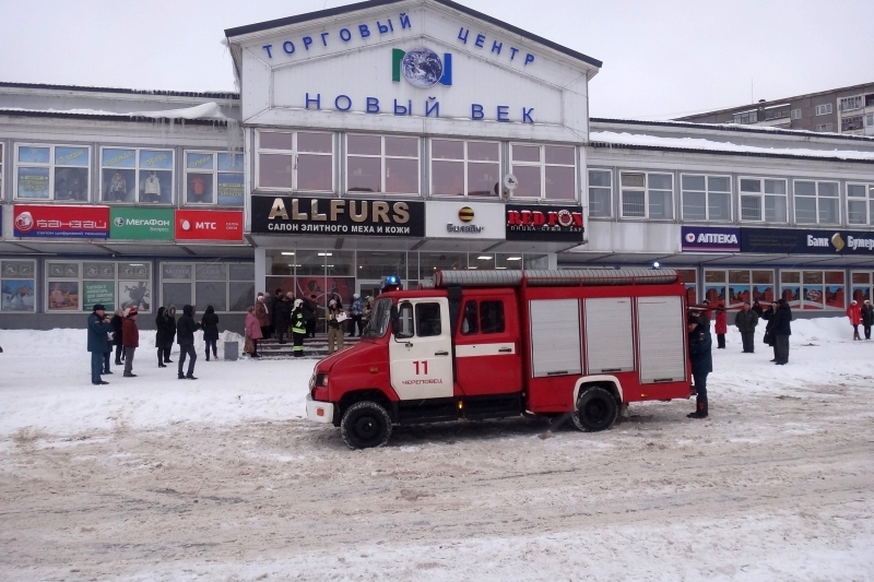 Череповецкие пожарные отработали навыки работы в торговом центре «Новый век»