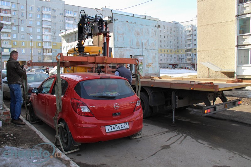 В Череповце судебные приставы увезли автомобиль должника по налогам эвакуатором на штрафстоянку