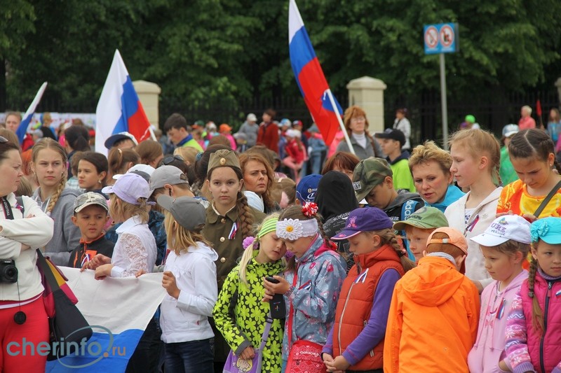 2,5 тысячи школьников отметили День России на площади Металлургов в Череповце