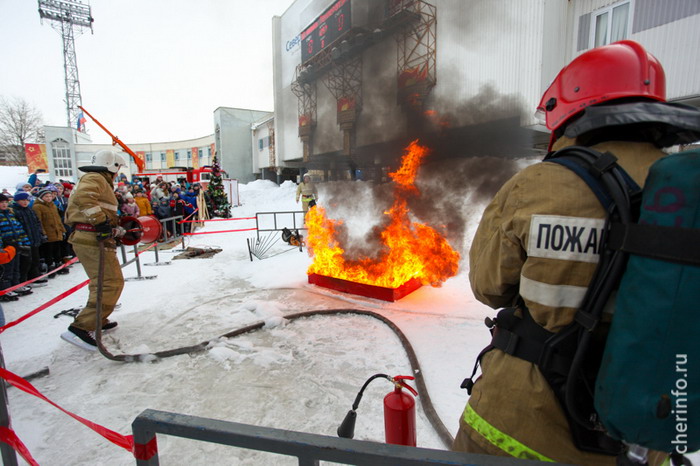 В Череповце на главном катке прошло шоу пожарных «Лёд и пламя»