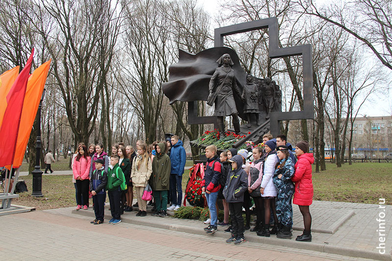 Возложение цветов к памятникам Великой отечественной войны в Череповце 5 мая 2017 года
