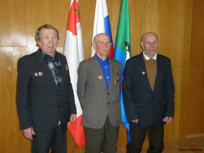 Награждение ветеранов, фото у флагов
