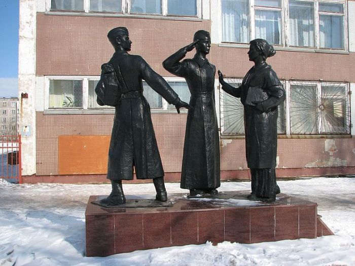 Памятник ученикам 1-й школы, погибшим на войне