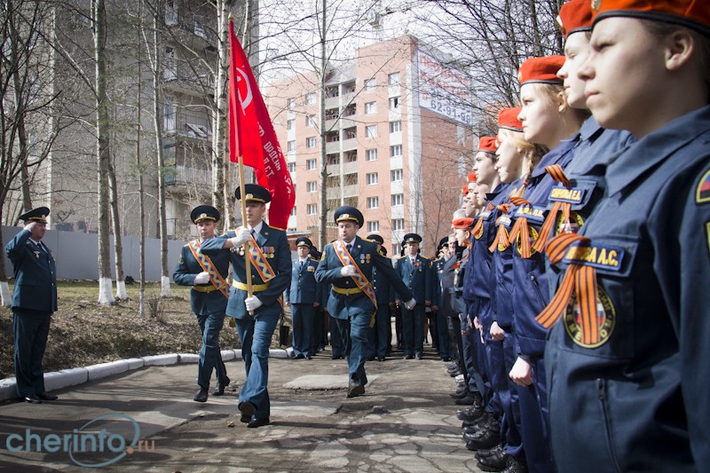 Череповецкие пожарные торжественно приняли «Знамя Победы»