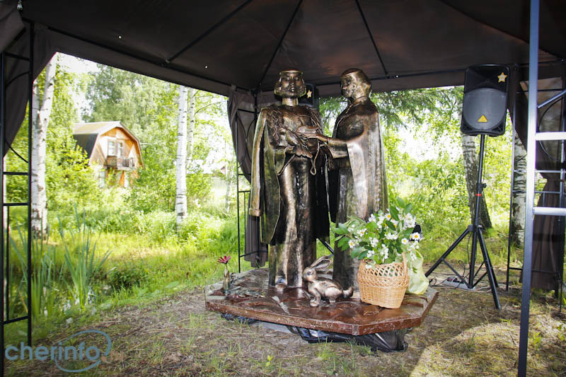 В Череповецком районе открыли первый на Вологодчине памятник святым Петру и Февронии
