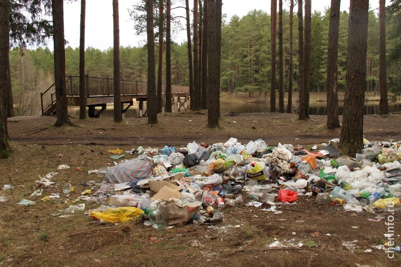 На Черной речке в Череповце кучи мусора