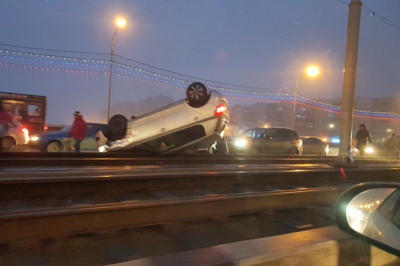 На Ягорбском мосту в Череповце перевернулся автомобиль Шкода, 7 ноября 2018