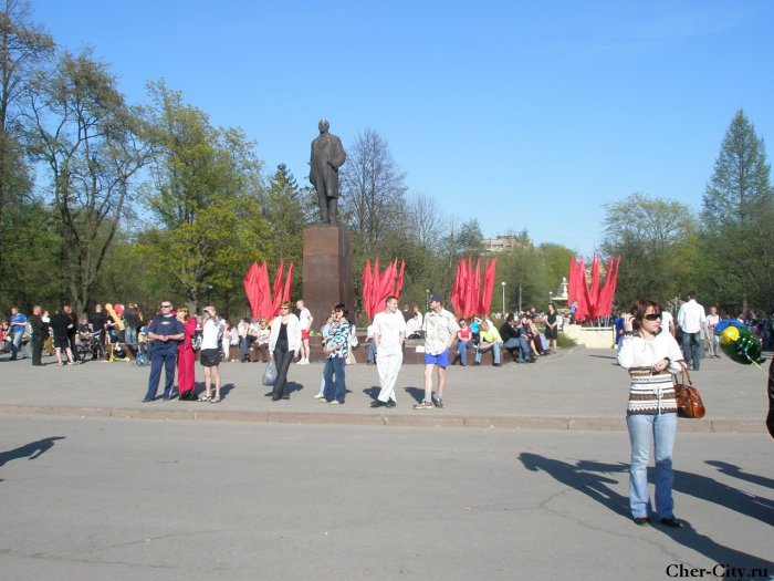 Люди у памятника Ленину. 9 мая 2009 г.