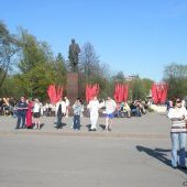 Люди у памятника Ленину. 9 мая 2009 г.