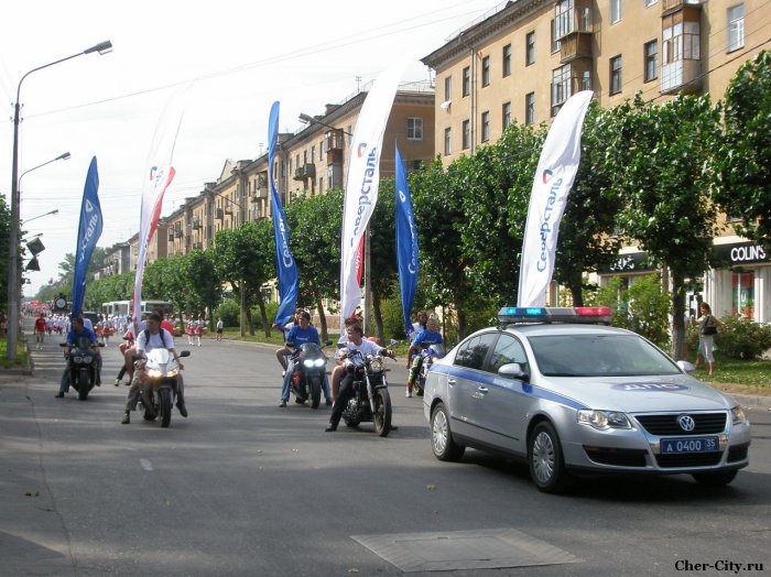 Марш поколений металлургов, мотоциклисты с флагами