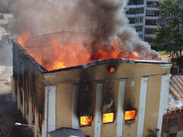 Пожар в бывшей спортивной школе, пламя